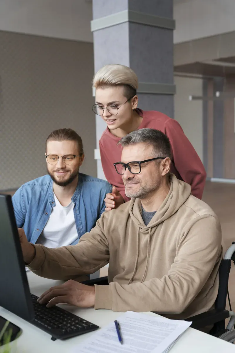 Uczestnicy warsztatu infoShare Academy przy wspólnym zadaniu