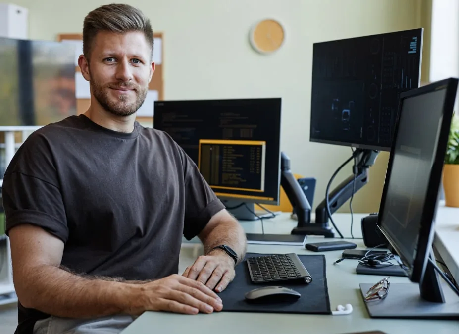 Specjalista przy stanowisku pracy z dashboardami analitycznymi